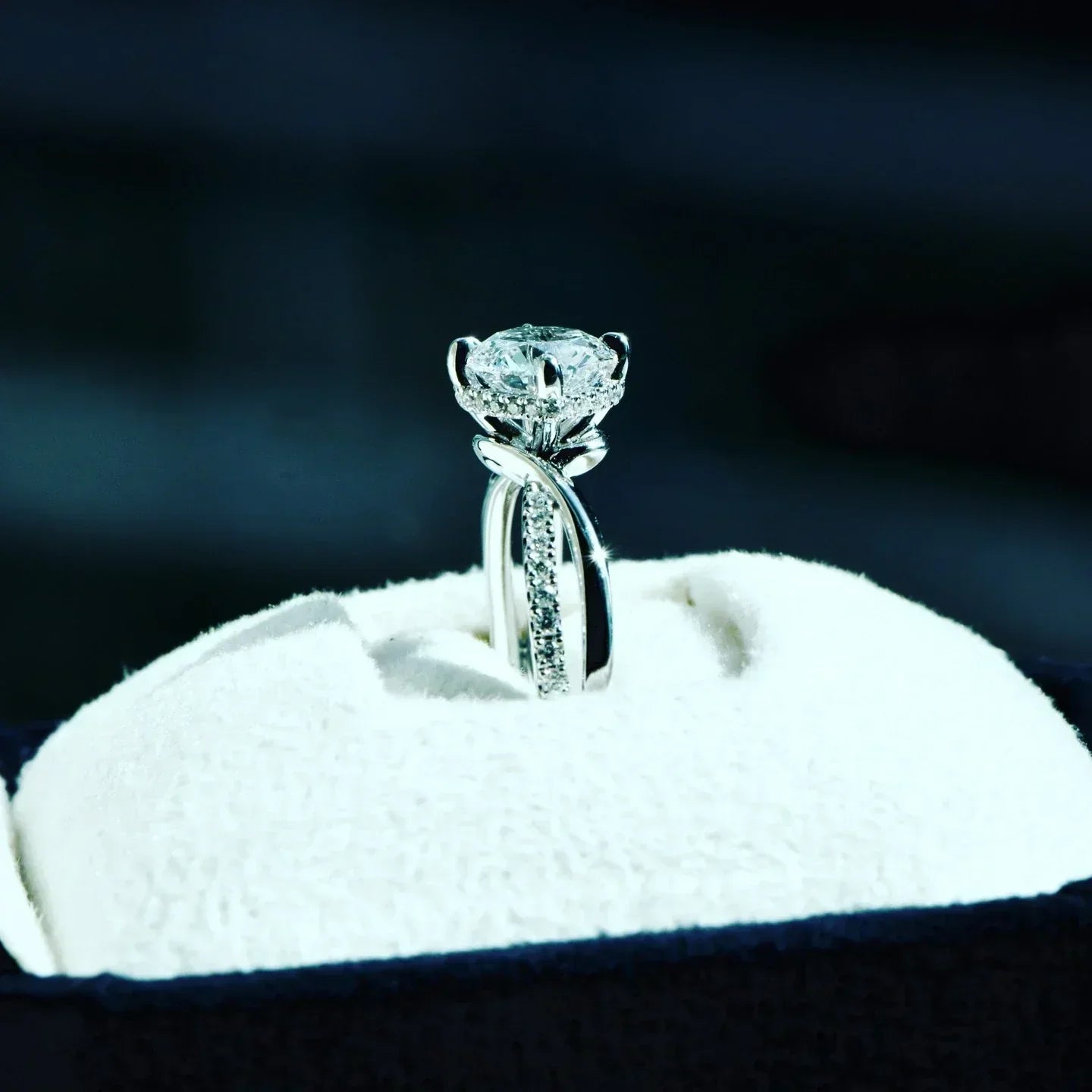 Round diamond twist engagement ring | Diamond Ateliers