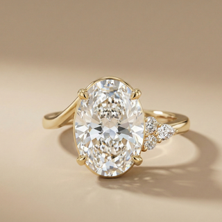 18K Yellow Gold Oval Cluster Side-Stone Ring - Image 1