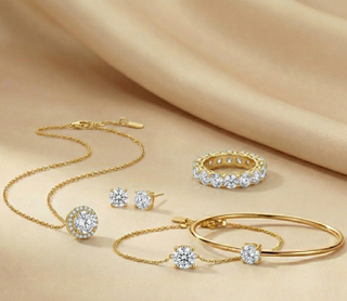 18K Yellow Gold Round Brilliant Diamond Jewellery Set - Image 1