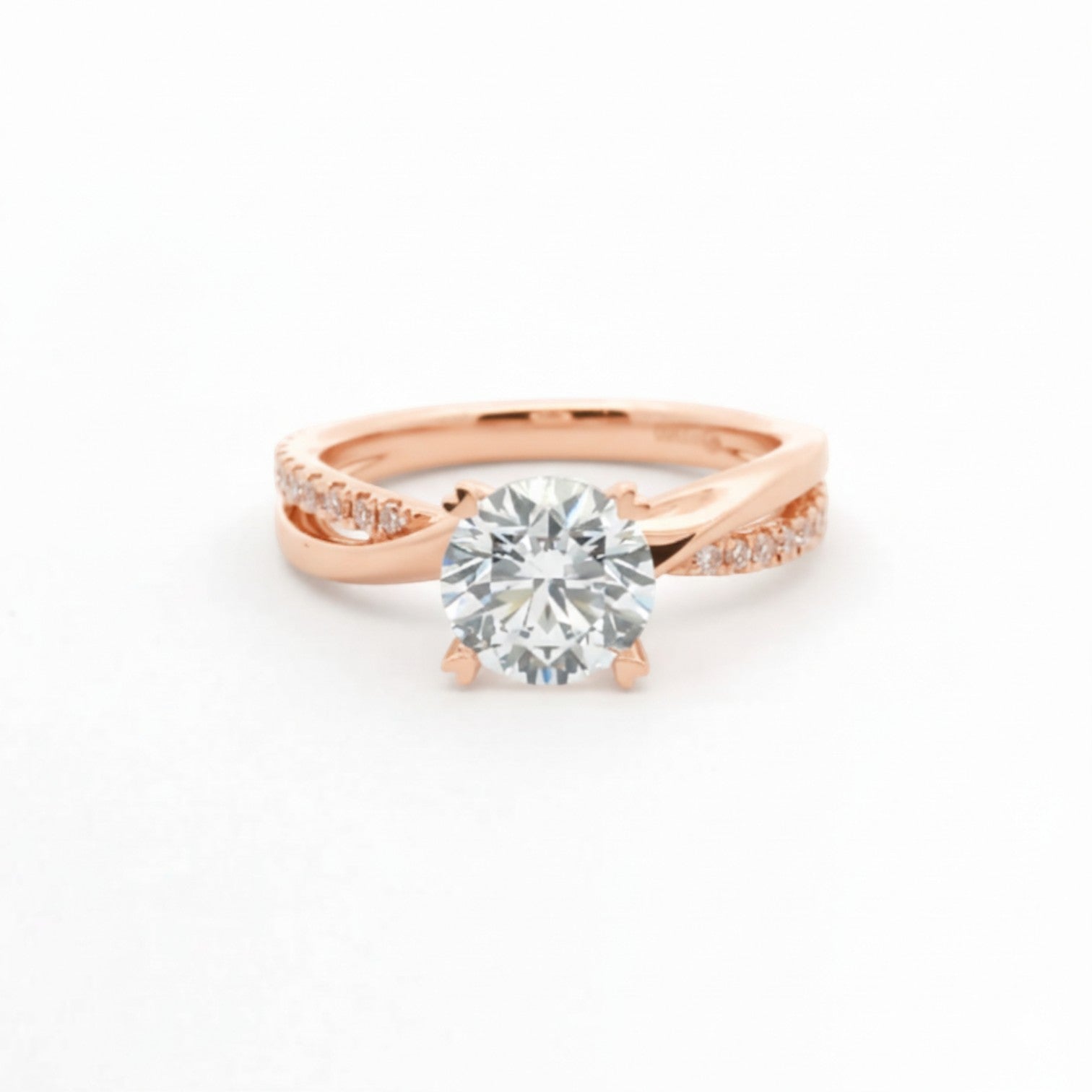 Open twist solitaire ring with four heart-shaped prongs in 18K rose gold – Diamond Ateliers.